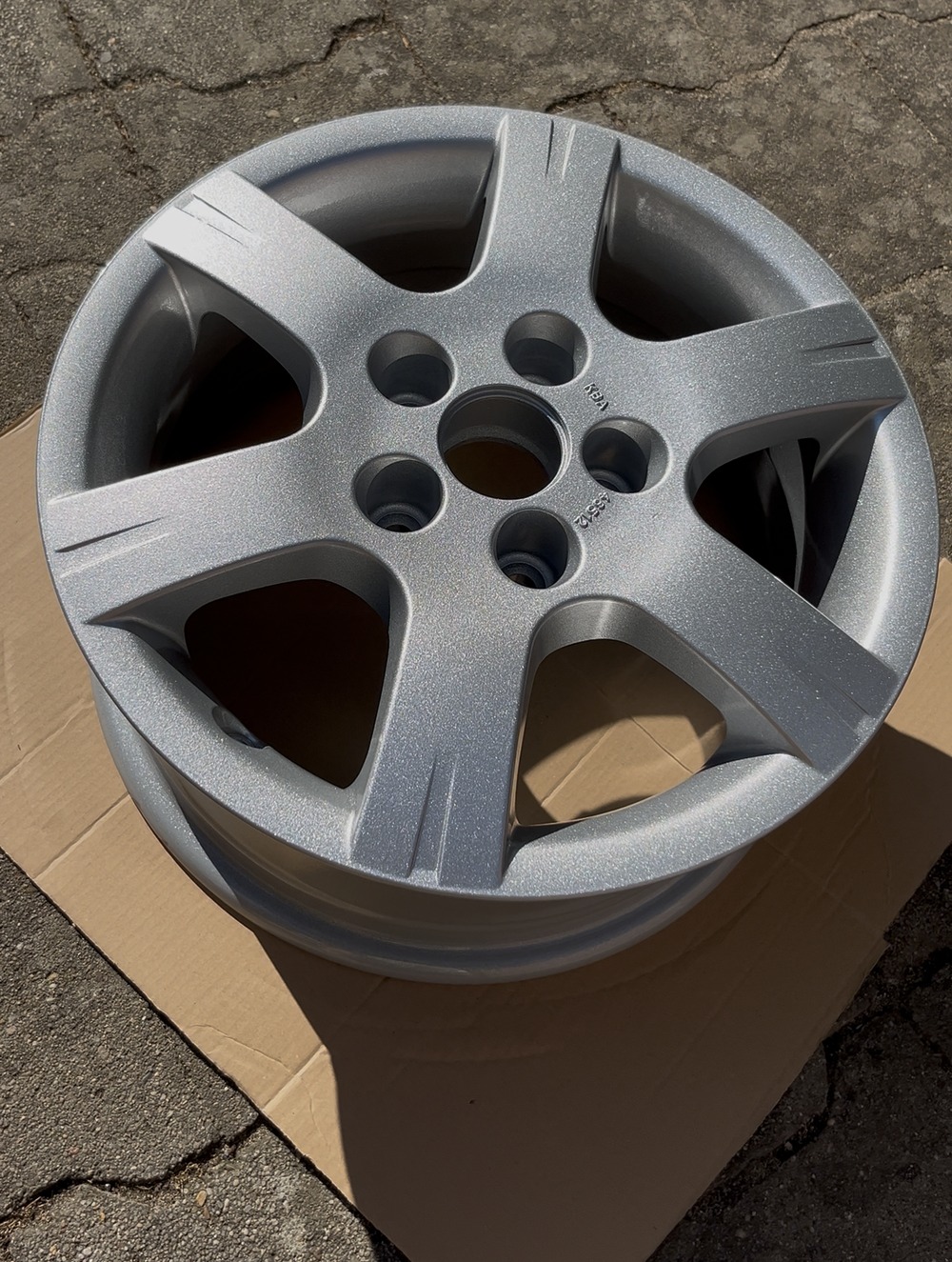 Pulverbeschichtete Autofelge in Silber-Metallic, matte Oberfläche